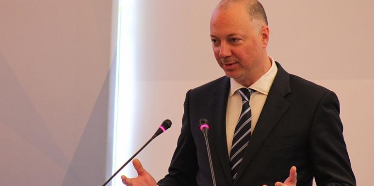 Желязков обеща на превозвачите решение за тол системата